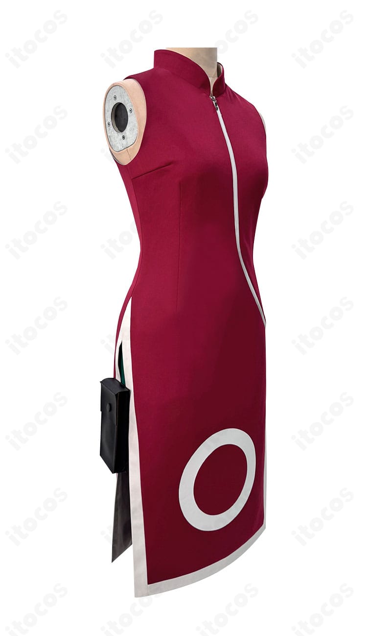 衣装サイドの実用ディテール。レッグポーチとレース装飾、動きやすさを高めるスリット設計を強調。