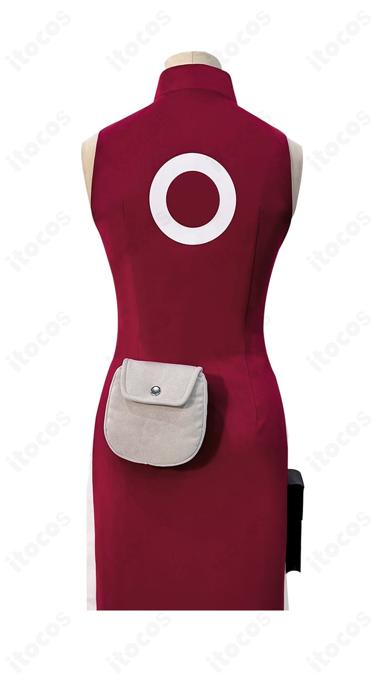 チャイナドレス背面ディテール。背中の装飾と包帯アクセントの見え方を示すクローズアップ。