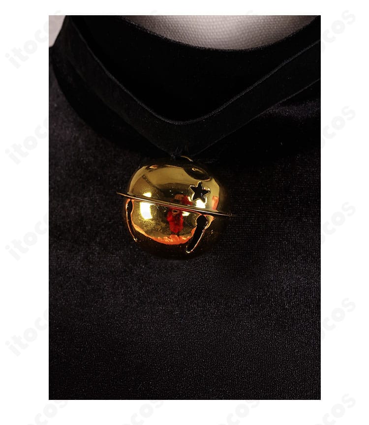 鈴付きチョーカーのクローズアップ。金属光沢とリボンの質感が映える小物ディテール。