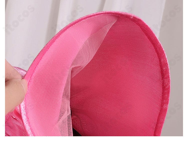 肩飾りのアップ。縁取りとアクセントパーツの構成が分かる接写。