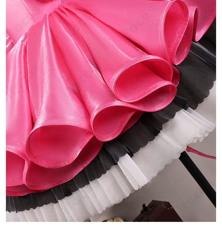 スカート裾の装飾ディテール。配色トリムとひらめきが写真映えする仕上がり。