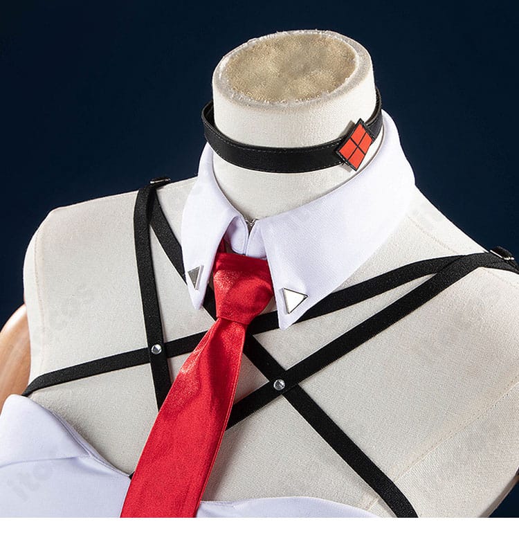 ネックレスとネクタイの装飾ディテール。胸元を華やかに見せる金具とパーツ構成。