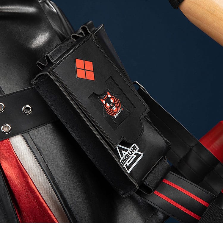 腰右側の装飾ディテール。左右での表情の違いと重心設計を示す写真。