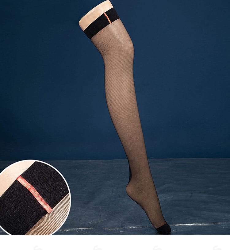 タイツの装飾表現。脚線を美しく見せる柄と色のコントラストを提示。