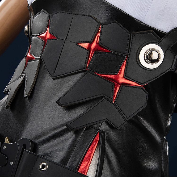 腰周り装飾の細部。ラピの個性を強調するパーツの配置と質感を表現。