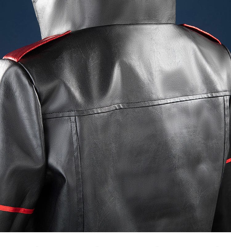 外套背面の装飾とフード周りのデザイン。背面視点での再現度を確認できる写真。