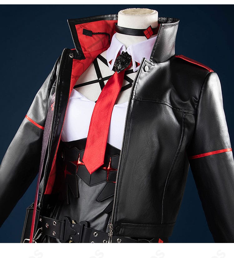 外套の門襟装飾アップ。精緻な刺繍調意匠と縁取りの仕上げがわかるカット。