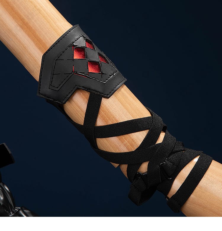 腕飾りの装飾にフォーカス。素材感と形状が分かる近接カット。