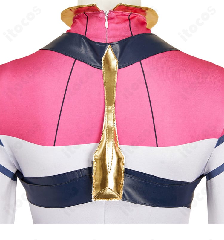 背面ディテールアップ。ファスナーの処理、背面ラインの合流部の整合性と縫製品質を解説。