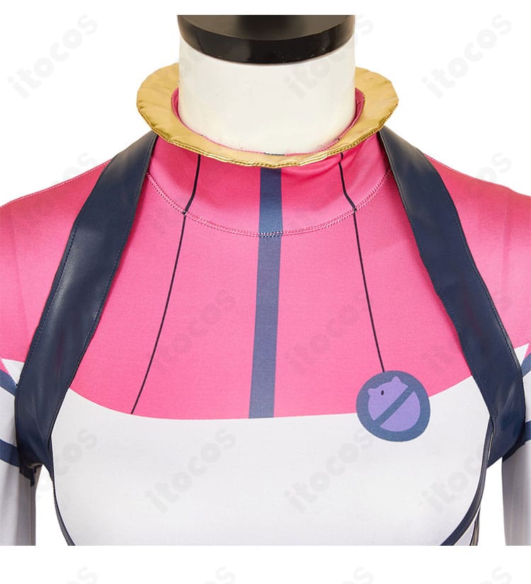 パイロットスーツの襟元ディテール接写。ネックラインの配色とステッチワーク、縁の仕上げを強調。