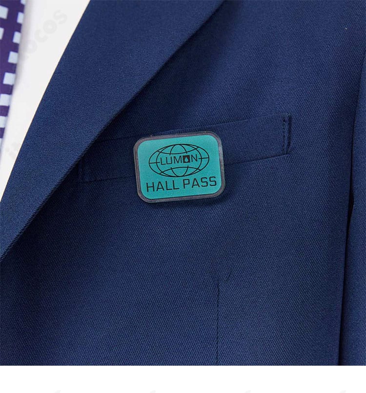 セヴェランス マーク・スカウト衣装の胸ポケット周辺ディテール。胸飾りとポケットの仕上げを強調