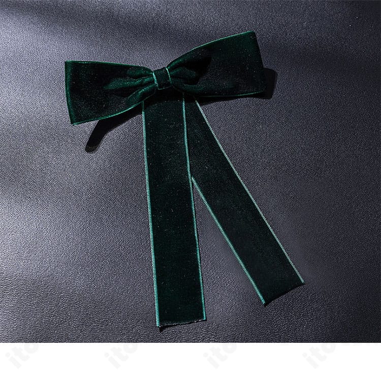 若葉 睦 コスプレ衣装のリボン＆チョーカー装飾の近接写真。首元アクセントと色合わせのポイントを確認。