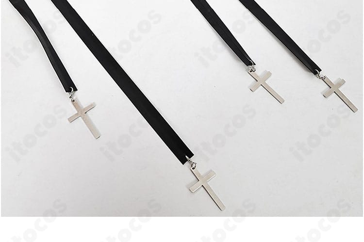 コスプレ衣装 付属アクセサリー一式。ネックレス風パーツ、カフス、髪飾り、翼などセット内容の全景