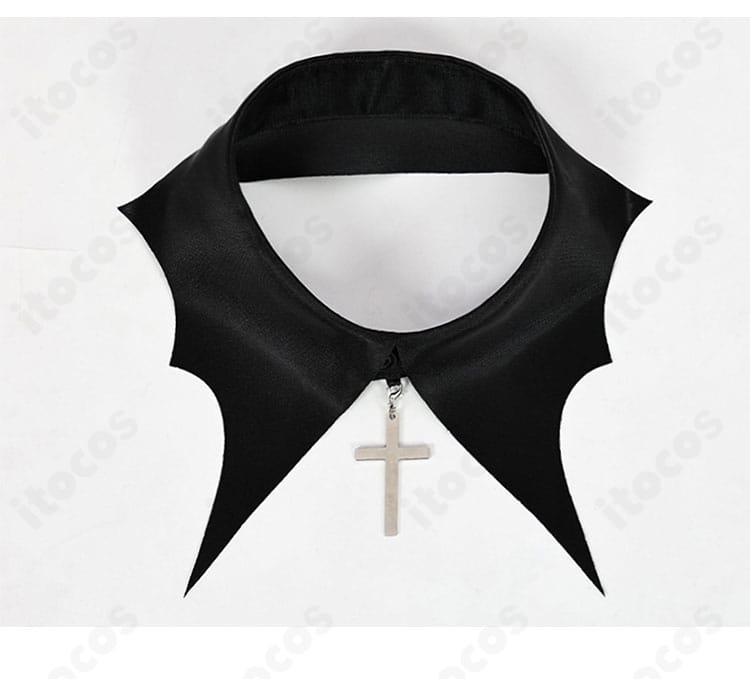 悪魔ルナティックチャームの十字架アクセサリー接写。クロスモチーフとチェーンの質感が分かるディテール