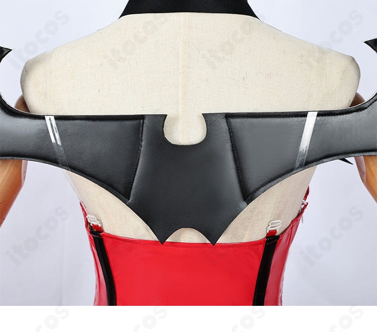 ルナティックチャーム衣装の背面レースアップと翼の接続部。フィット感調整とパーツ構造を示す写真