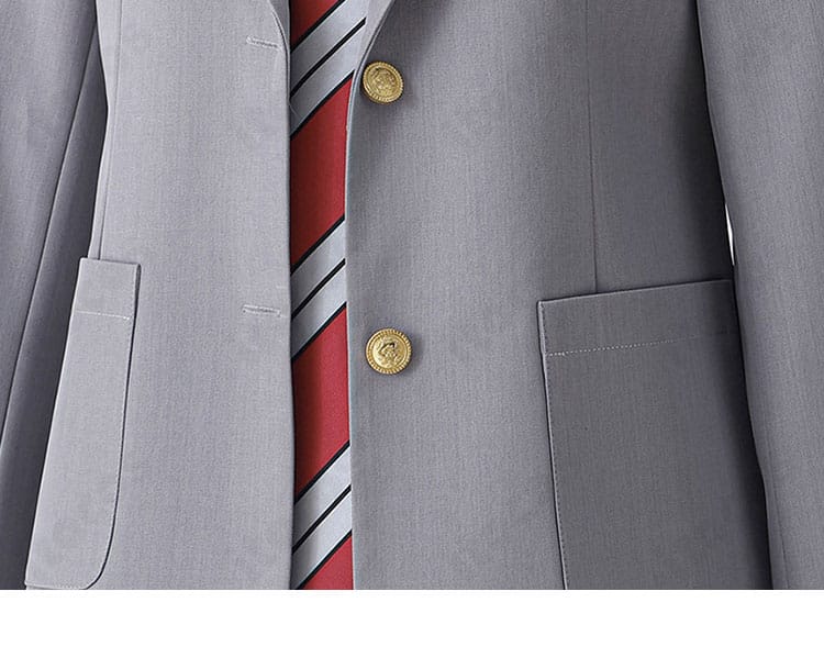 四月は君の嘘 制服コスプレの前立てディテール。ボタン配置と縫製ラインで耐久性と見栄えを両立。