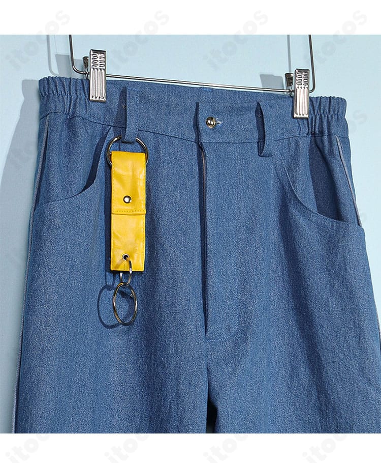 椎名ニキ 私服2 コスプレ衣装のパンツ装飾ディテール。ベルト、ステッチ、金具の意匠を近接で確認可能。