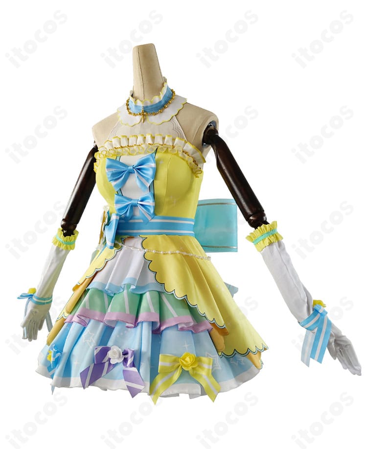 ラブライブ！スクフェス 星空凛 コスプレ衣装 サイドシルエット。ウエストラインとフレアの広がり、フィット感を確認。