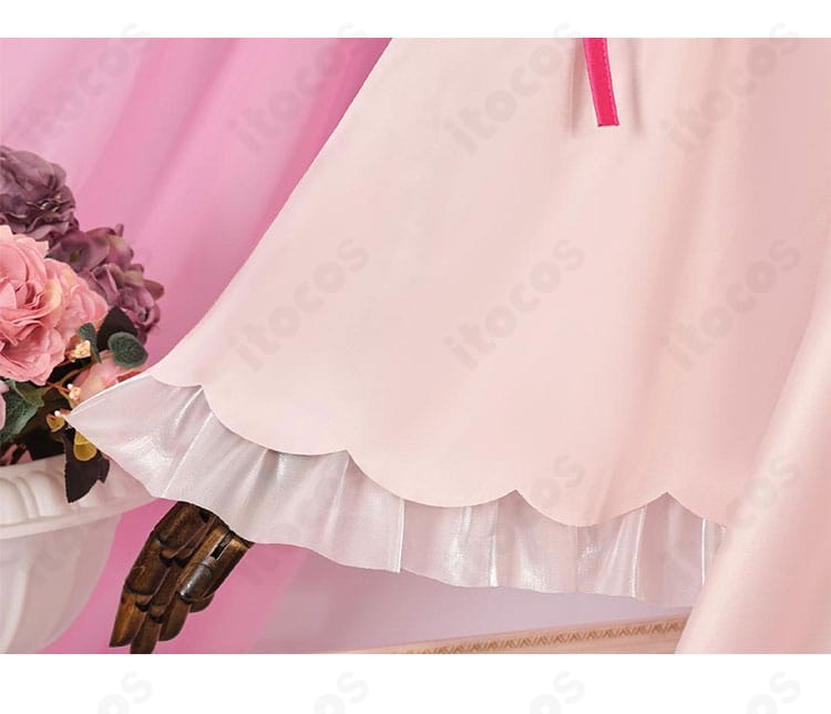 袖装飾のクローズアップ。アミュレットエンジェル衣装の袖口デザインと縫製ディテールを強調。