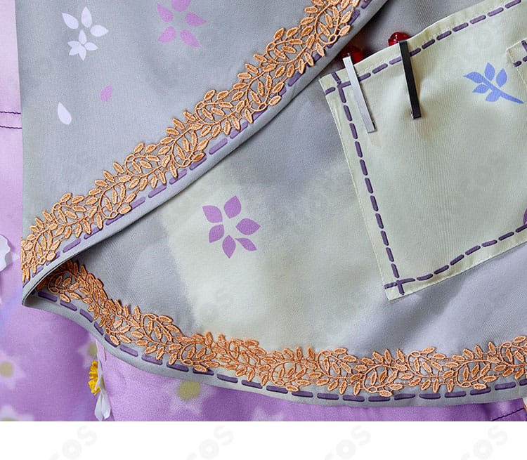 スカート裾の装飾アップ。フレアに沿った飾り縁と揺れ感を強調したエレガントな仕上がり。