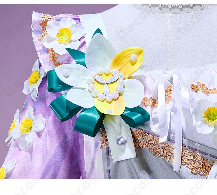 胸元の花飾りアップ。花弁の立体感と配色、留め具の質感が分かる詳細画像。