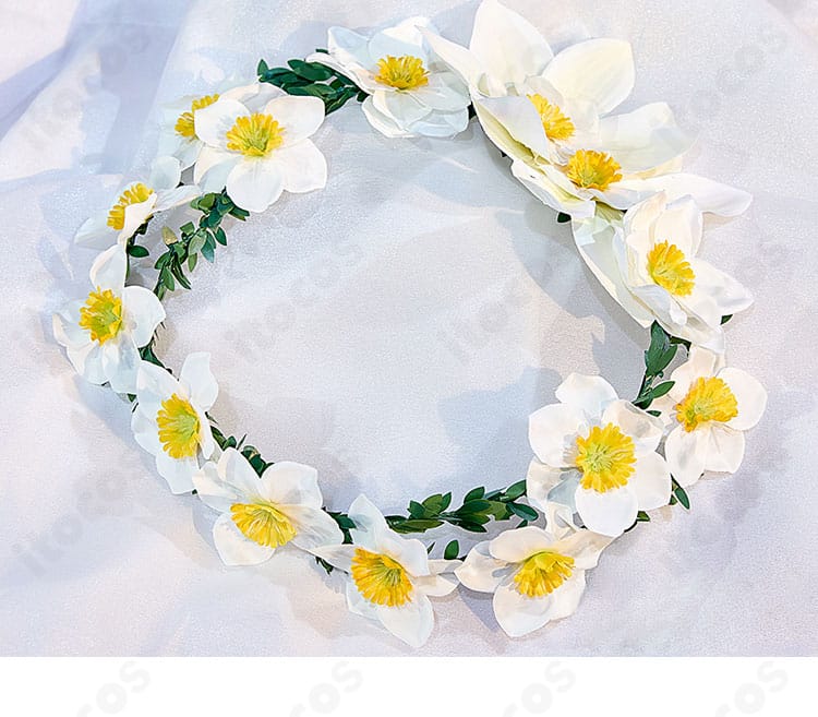 花冠ヘッドアクセのクローズアップ。花弁の質感とボリューム、頭部への装着イメージ。