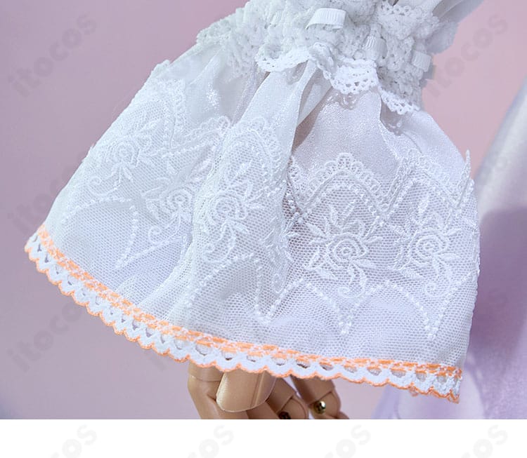 袖口の装飾アップ。レースと刺繍の重なり、ステッチワークを捉えたディテール。