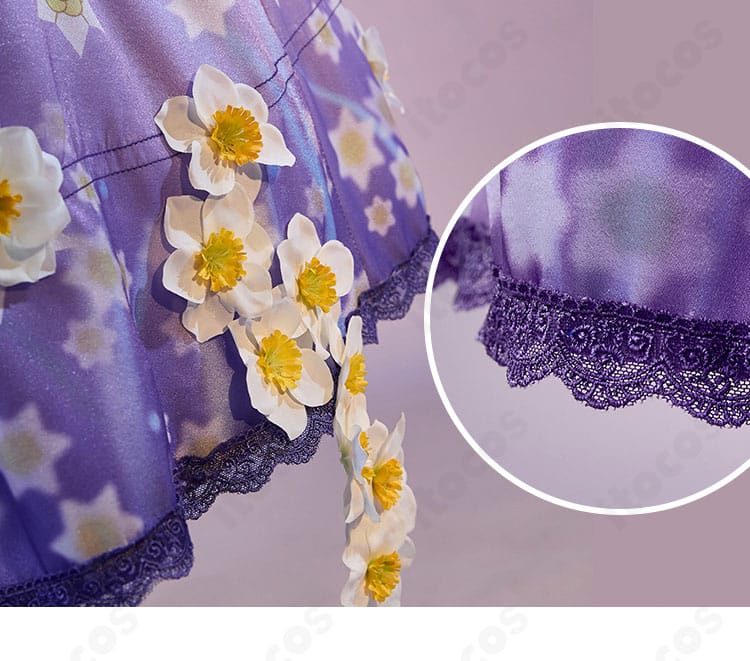 スカート縁の花柄刺繍アップ。花柄モチーフの密度と糸色の発色が分かるディテール。