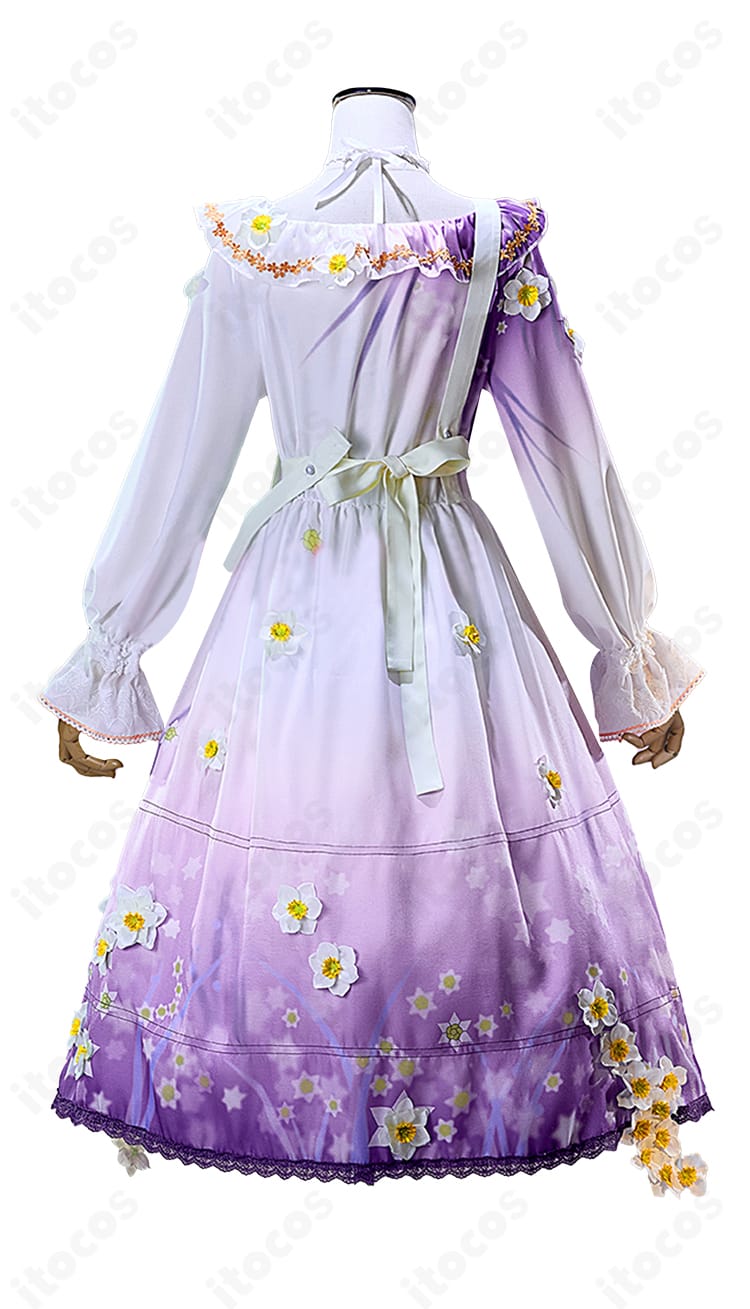 背面ディテール。バックスタイルの縫製と美しいAライン、エプロン結び目の形が確認できます。