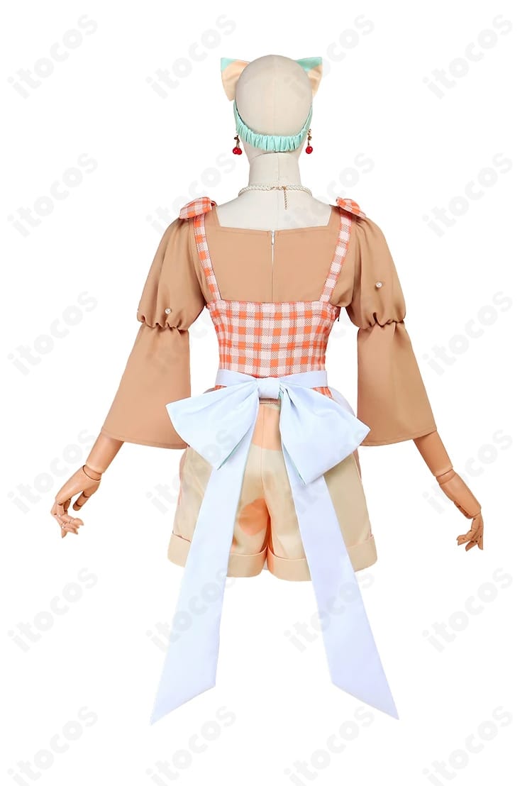 プロセカ 花里みのり 我らペガサス探検隊！コスプレ衣装 側面。袖口・エプロンライン・ショートパンツの立体感を確認