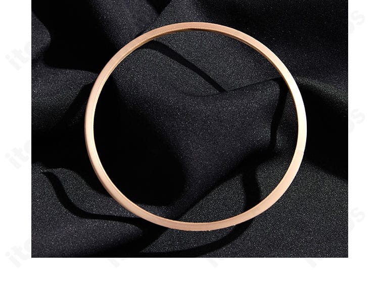 右足の足首飾りディテール。宵崎奏コスプレ衣装ならではのアクセントが伝わる。