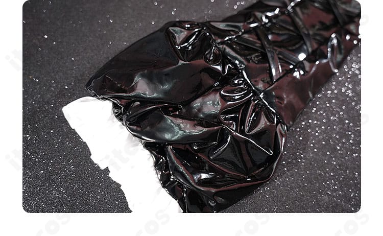 手袋の袖口装飾の接写。縁取りと装飾ラインを明確に示す。