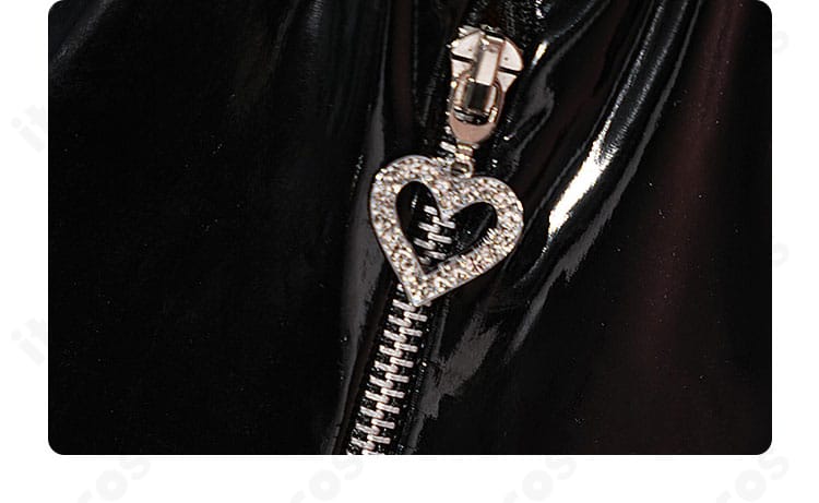 胸元チェーン（衣鎖）部分の拡大。デザイン性の高い金属パーツの質感を表現。