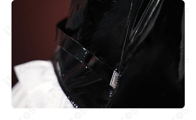 腰部サイドの装飾詳細。ベルトとリボンの重なりが分かる近接カット。