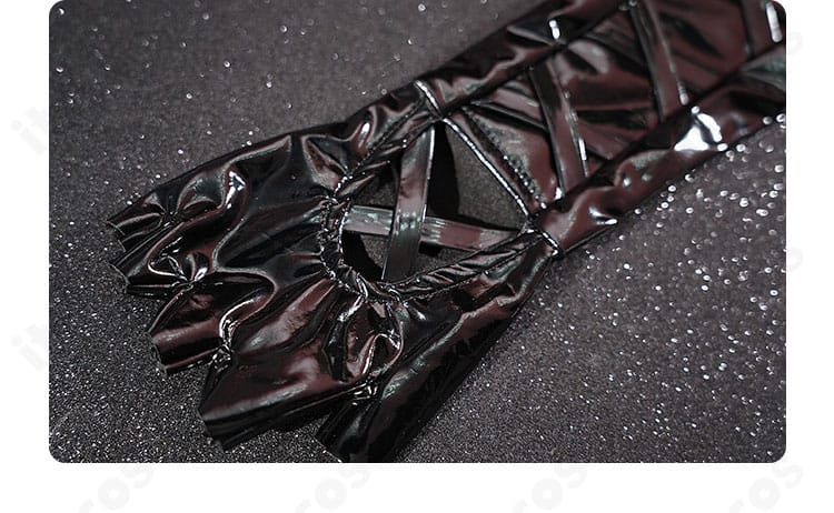 手首飾りと手袋の装飾ディテール。手元を華やかに見せる意匠。