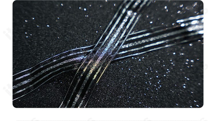 アクセサリーや紐パーツの詳細。セットに含まれる小物構成の確認用カット。