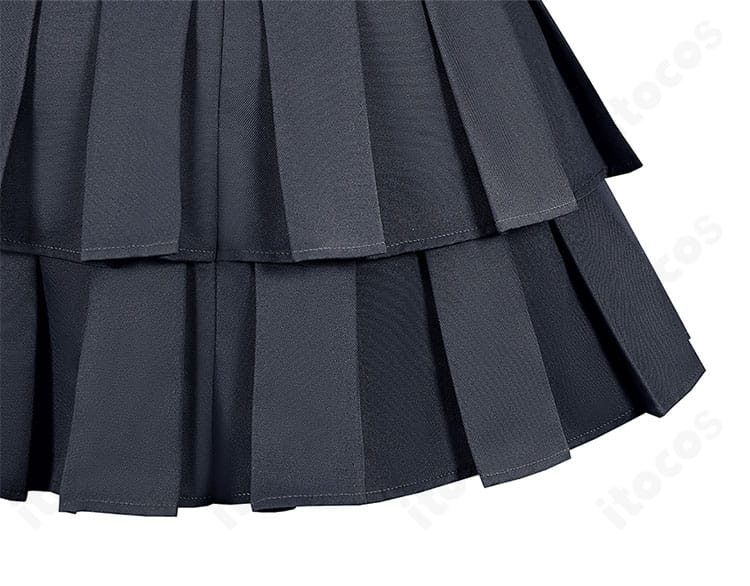 スカート部分のプリーツと装飾の質感が伝わるディテール