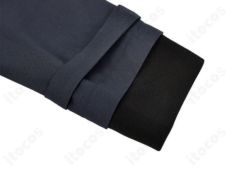 袖口デザインのアップ。カフスと装飾の質感が伝わる