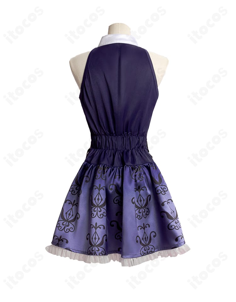 C.C. コスプレ衣装 背面。背中の切り替えと裾周りの装飾配置が確認できる。