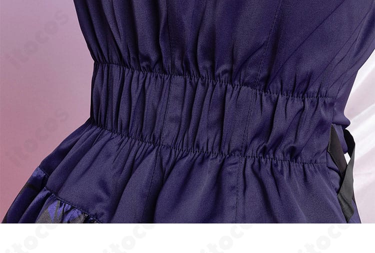 C.C. コスプレ衣装 腰部装飾の接写。ウエスト装飾の立体感と縫製の仕上がりを強調。