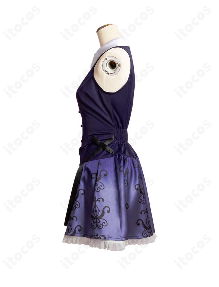 C.C. コスプレ衣装 左側面。ドレスの落ち感とラインの美しさ、縫製の整いが分かる角度。