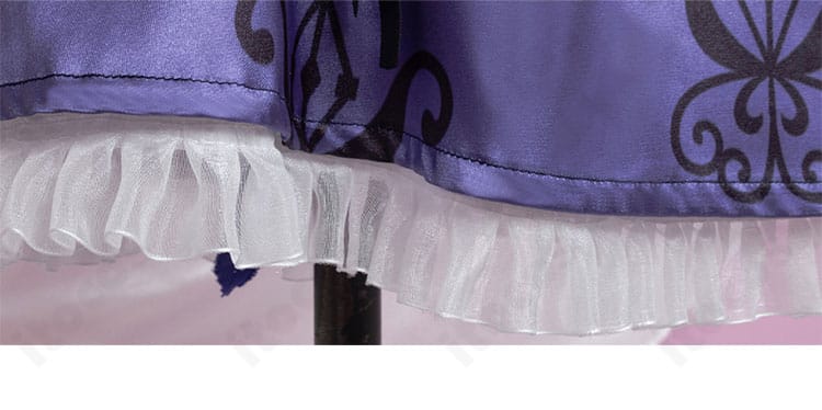 C.C. コスプレ衣装 スカート装飾の接写。縁取り刺繍と生地の発色が撮影向けに映える。