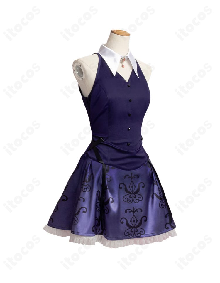 C.C. コスプレ衣装 右側面。ウエストラインと袖口の刺繍ディテールが際立つ。