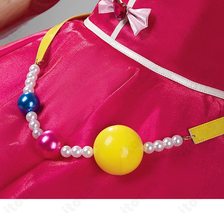 腰部装飾ディテール。フリルの重なりとウエストラインのアクセントを示す拡大カット。