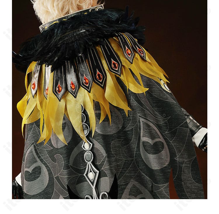 背面マント（披風）の装飾ディテール。クールなラインと落ち感が分かる近接カット。