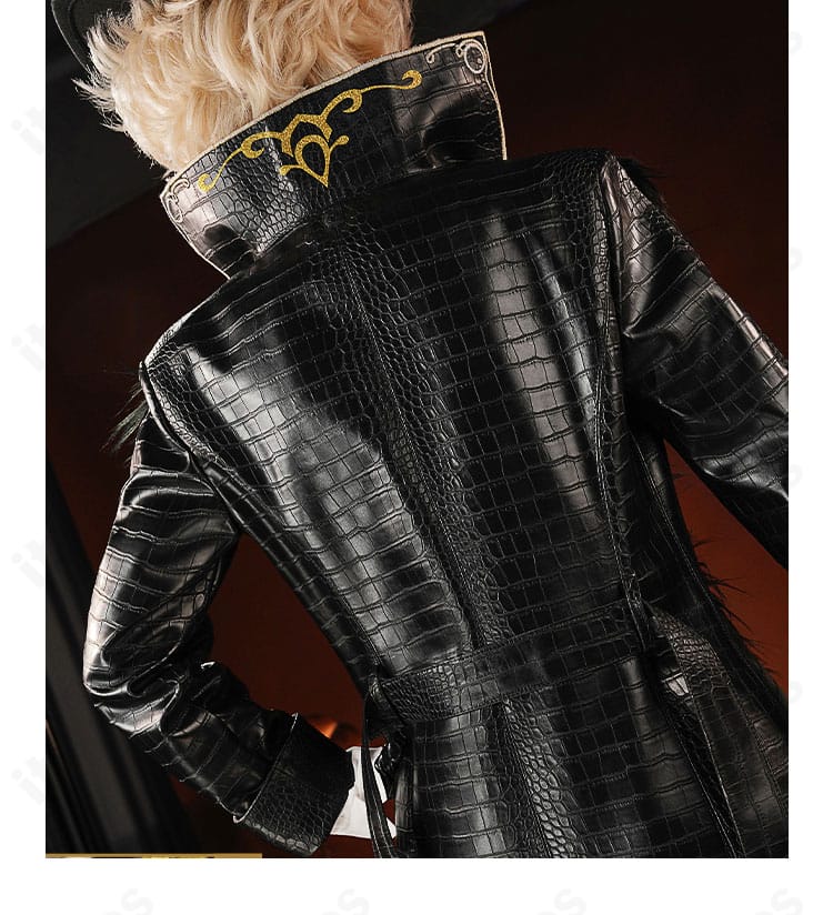 コスプレ衣装背面の装飾詳細。ベルトやトリムの配置と縫製ラインを確認可能。