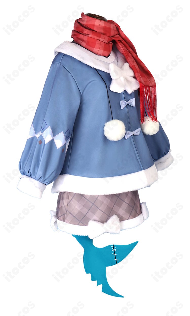 がうる・ぐら 2025新春衣装コスプレの側面。コートのシルエットと袖装飾、尻尾の取り付け位置を確認できる写真