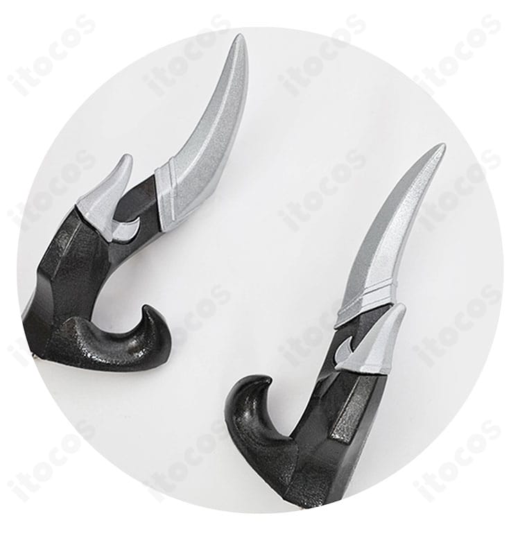 ユウを象徴する角飾りのクローズアップ。質感と固定方法のディテールが分かるアクセサリー画像。