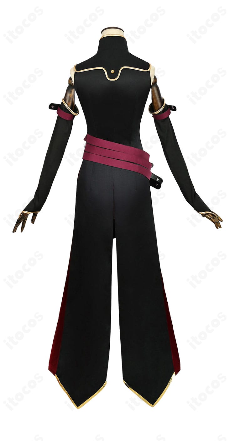 C.C. 黒の騎士団コスプレ衣装の背面。後ろ姿のシルエットとベルトの見え方、袖周りのディテールを確認可能。