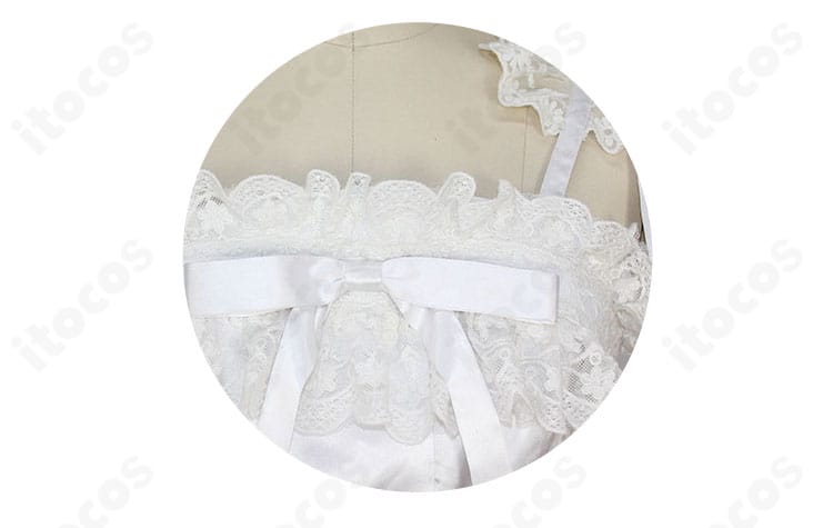 胸元装飾のクローズアップ。リボンと装飾パーツの配置、刺繍の立体感を示す画像。